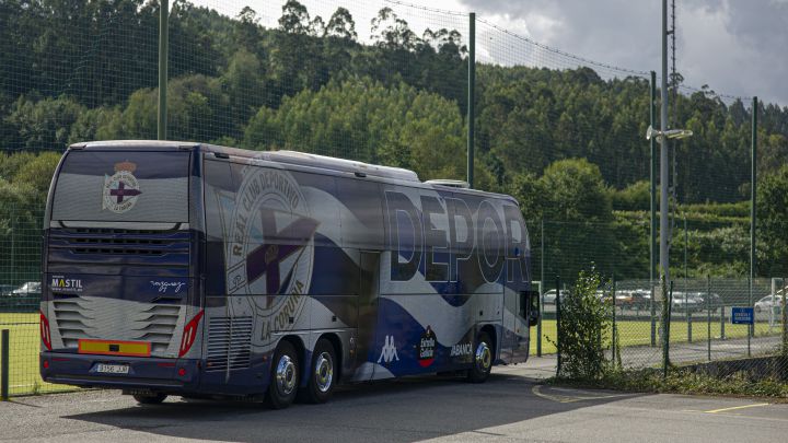 El autobús del Deportivo, justo en el momento de partir de Abegondo hacia Salamanca.
