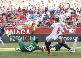 Rafa Mir mantiene al Sevilla a la caza del Real Madrid