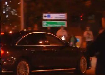Captan el momento en el que un coche colisiona con el de Florentino al salir del Bernabéu