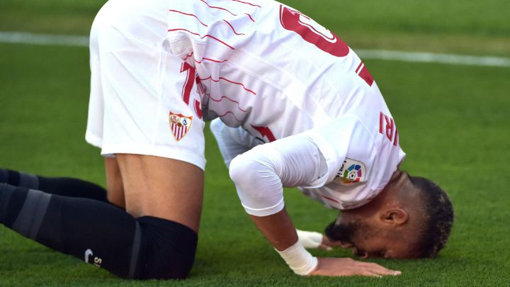 El club blanquirrojo intenta que el atacante no tenga que viajar por su lesión, pero el seleccionador Vahid Halilhodzic ha hecho hasta ahora oídos sordos.