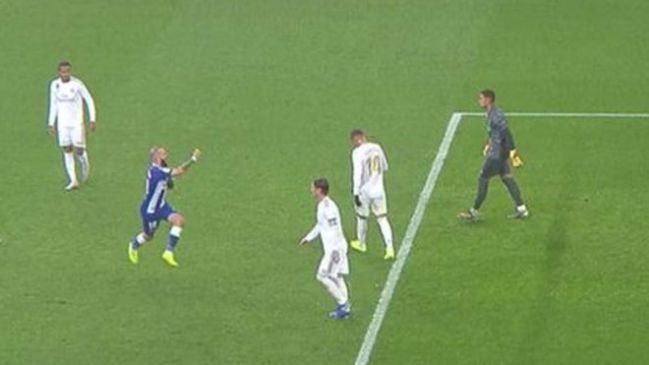 The young madridista Aleix Vidal Aleix Vidal's sleeve cut in an Alavés-Espanyol.