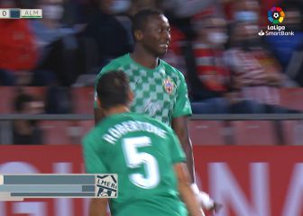 El Almería gana y lidera