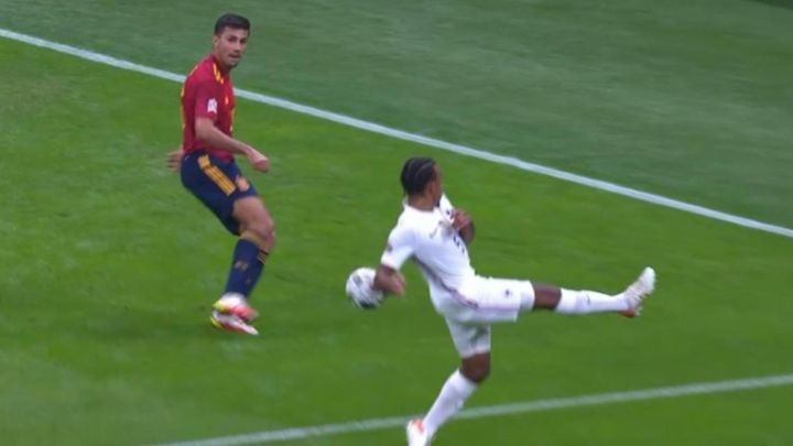 La polémica del partido: dos posibles penaltis, fuera de juego en el gol de Mbappé...
