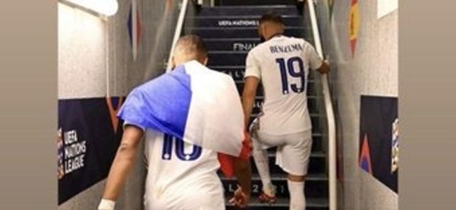 Benzema y Mbappé suben las escaleras de San Siro
