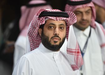 El jeque del Almería se llevará al Barça a Riad para homenajear a Maradona