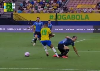 En Uruguay se ceban con Godín por esta jugada: ¡al suelo!