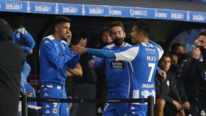 Miku celebra con Quiles y Rafa de Vicente el gol del Deportivo al Sanse.
