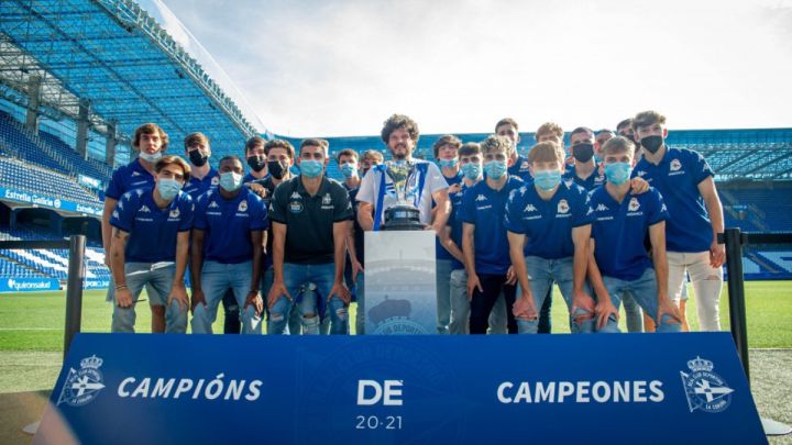 Los juveniles del Deportivo posaron con la Copa de Campeones antes de la Youth League.