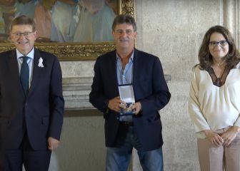 Kempes recibe la distinción de la Generalitat al borde de las lágrimas