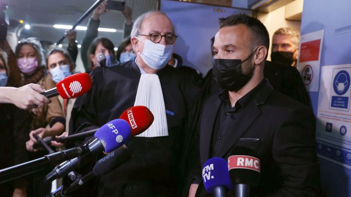 France's football player Mathieu Valbuena (R), involved in a 'sex tape case', addresses media representatives next to lawyer Paul Albert Iweins (C) inside a court at the end of the hearing in Versailles, west of Paris on October 20, 2021, on the first day of the trial involving French footballer Karim Benzema. (Photo by Thomas SAMSON / AFP)