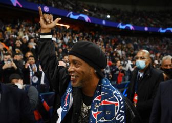 Ronaldinho se la vuelve a jugar al Barça