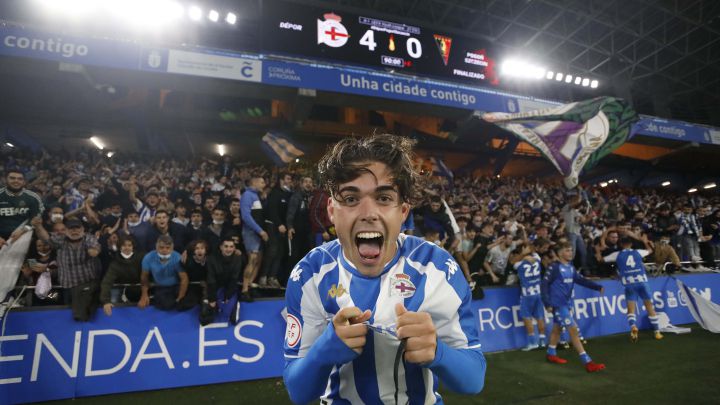 Víctor Guerra celebra junto a la afición en pase en la Youth League del Deportivo.