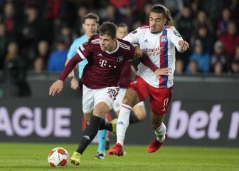 El Lyon vence con diez un partido espectacular en Praga