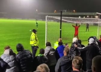 Sucedió a la vez que el Panenka de Messi, pero este es más viral: ojo al de seguridad