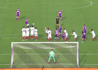 ¡También sabe tirar faltas! ¡Y qué falta! Impresionante Vlahovic