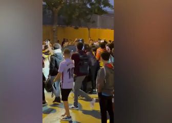 Koeman es increpado por aficionados al salir del Camp Nou