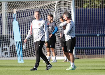 Pereira ensaya la línea de tres centrales frente al Atlético