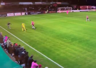 Un fan inglés se hace viral tras hacer esto en pleno partido a un jugador...