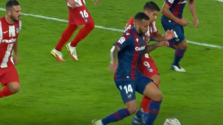 De primero de fútbol: lo de Luis Suárez en el área del Atleti no tiene perdón