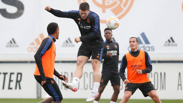 Jovic intenta el remate de cabeza durante el último entrenamiento del Madrid.