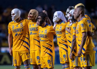 Máscaras de Halloween en el partido Tigres-Chivas