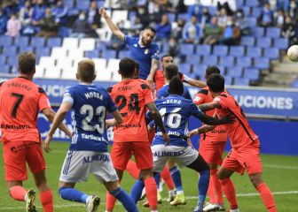 Borja Bastón reina en un final de locura y lanza al Oviedo a la lucha por el play-off