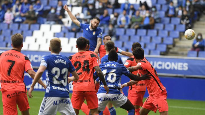 Borja Bastón reina en un final de locura y lanza al Oviedo a la lucha por el play-off