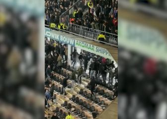 ¿Pero qué pasa en Países Bajos? Lamentable batalla campal en la grada en pleno partido del Ajax