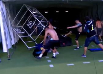 Locura y salvajismo, todo junto: fans del Gremio asaltan el césped y la emprenden contra el VAR