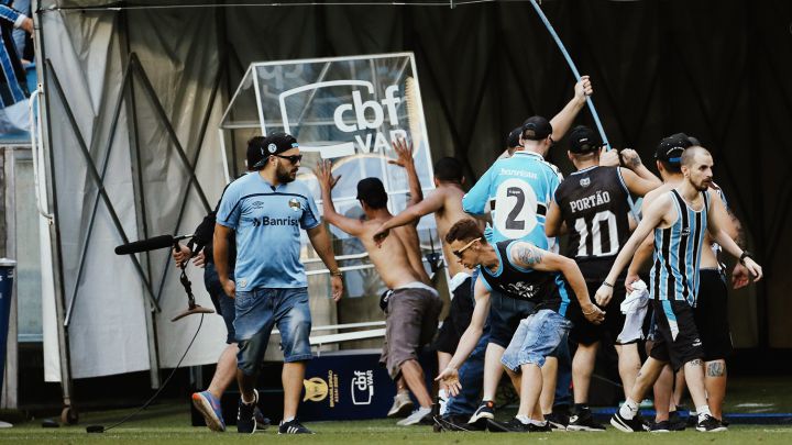 Las imágenes de la invasión al césped de los hinchas del Gremio