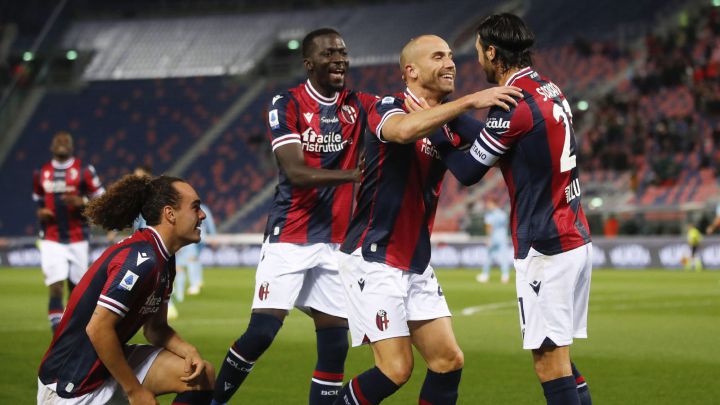 Jugadores del Bolonia celebran el primero gol ante el Cagliari durante un partido de Serie A italiana.