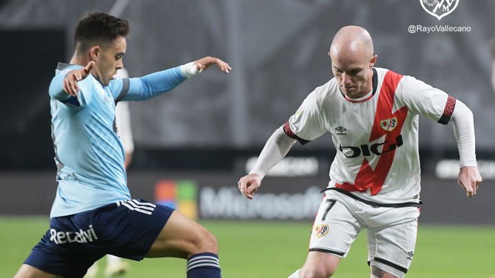 Isi controla un balón ante Fran Beltrán.