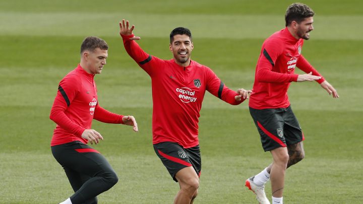 Trippier, Suárez y De Paul, ayer en el Cerro, antes de viajar a Liverpool. 