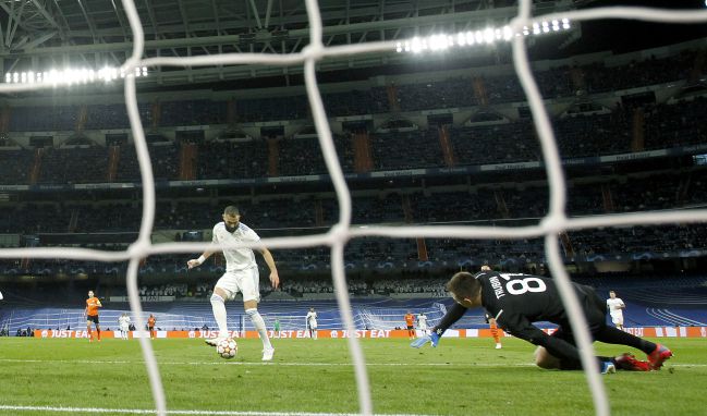 Así marcó Benzema el gol número 1.000 del Madrid en la Champions.
