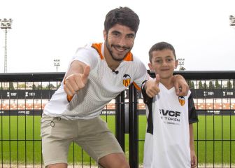 Carlos Soler arropa a un benjamín que debe dejar el fútbol por una enfermedad rara