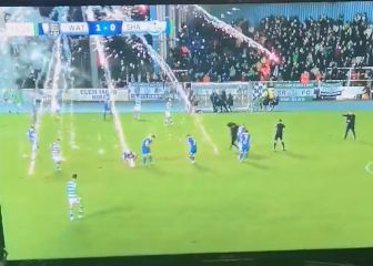 Fuegos artificiales en pleno partido ocasionan el caos y paralizan el encuentro