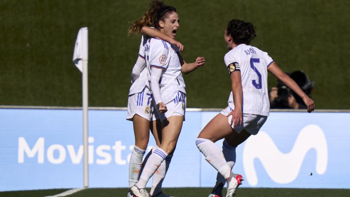 Esther González, del Real Madrid, celebra su gol con Ivana y Olga Carmona en el derbi ante el Rayo Vallecano. 