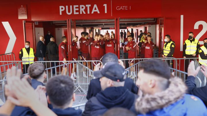 Varias decenas de aficionados dieron un último empujón emocional a los jugadores en el Sánchez-Pizjuán antes del derbi ante el Betis. El marroquí no estuvo con el grupo.