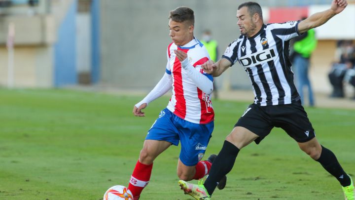 Algeciras y Castellón empatan un duro partido con dos expulsados