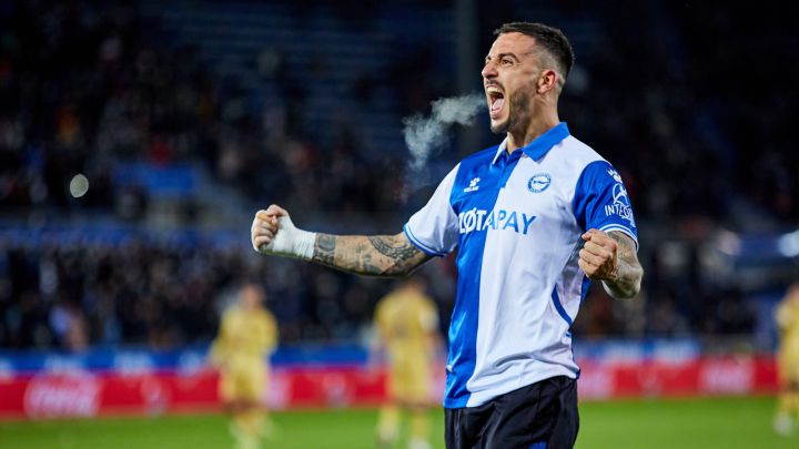 Joselu Mato, jugador del Deportivo Alavés, celebra la victoria conseguida ante el Levante en LaLiga Santander.