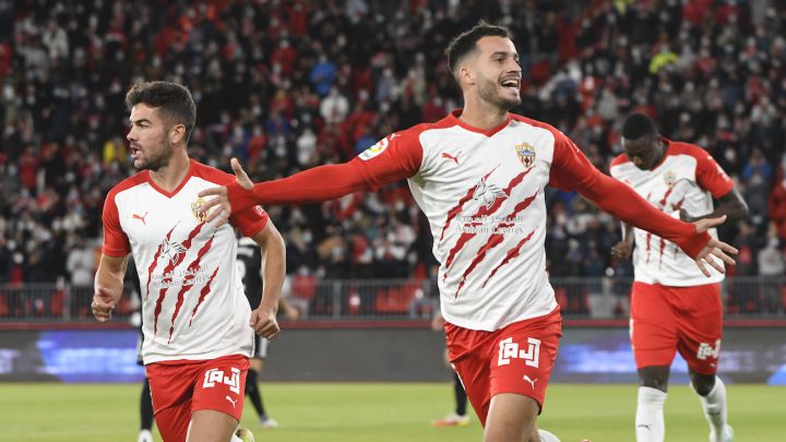 El Almería lidera con mano de hierro