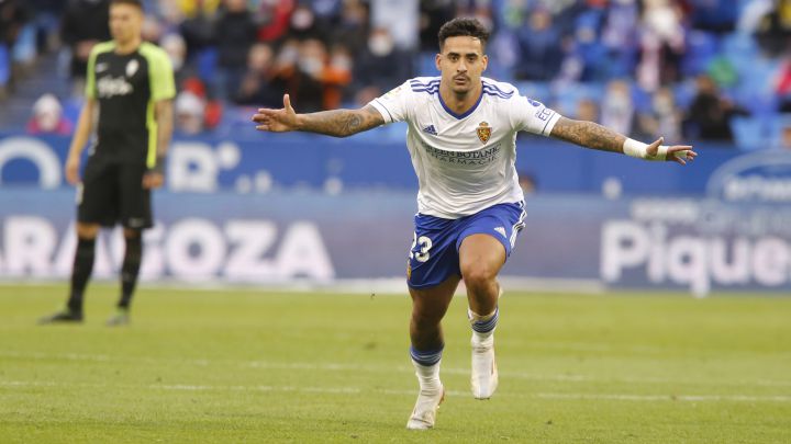 Nano Mesa celebra su gol frente al Sporting tras la revisión del VAR después de que en un primer momento fuera anulado por fuera de juego.