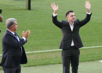 10.000 aficionados reciben a Xavi en el Camp Nou