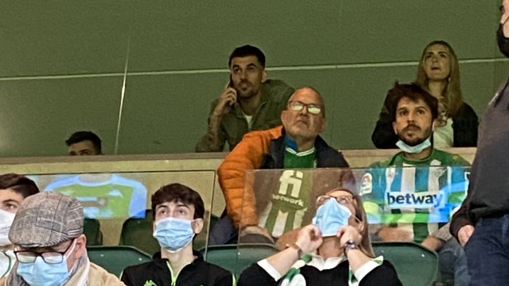 El centrocampista del Real Madrid presenció el derbi ante el Sevilla en un palco del Benito Villamarín, donde siguen queriendo reclutarle para el invierno.