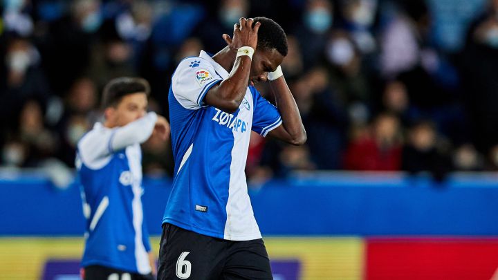Mamadou Loum, jugador del Deportivo Alavés, se lamenta por una acción durante un partido.
