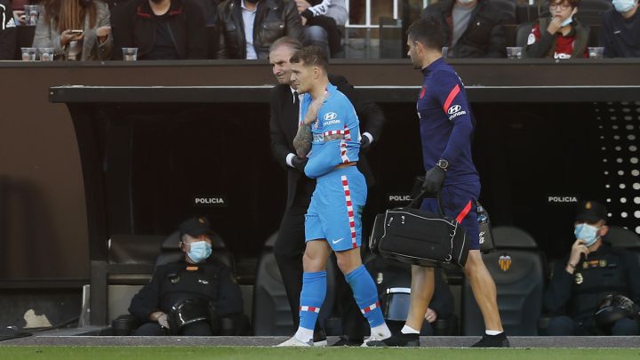 El doctor del Atlético, Óscar Celada, con Trippier, tras lesionarse, el pasado domingo en Mestalla. 