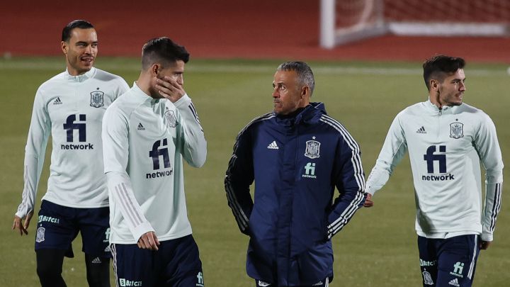 Luis Enrique habla con Morata en presencia de De Tomás y Brahim.