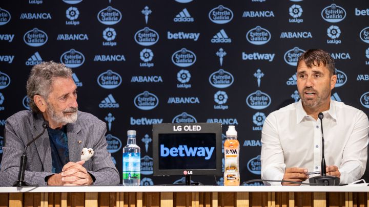 El presidente Carlos Mouriño y el entrenador Eduardo Coudet durante el acto de renovación del técnico argentino. 