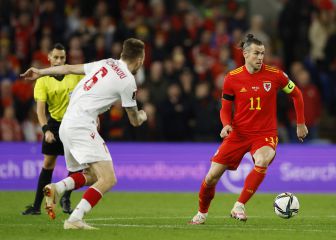 Bale reaparece con Gales y se va en el descanso