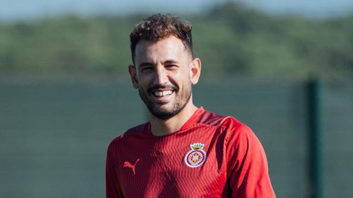 Christian Stuani invita a Rubén Castro a un brindis al gol